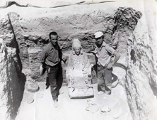 Baldomero junto a un compañero en la tumba en la que apareció la imagen